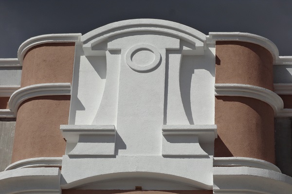 Надоконный элемент фасадного декора